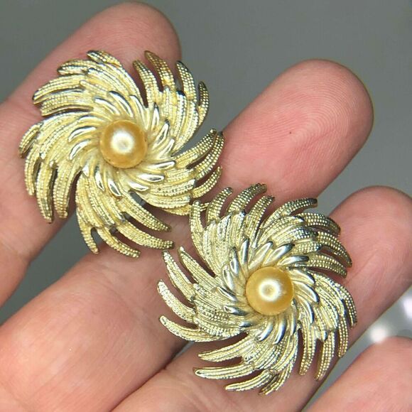 931 Sarah Coventry Vintage siver tone signed Bold Faux pearl Clip-on Earrings - Picture 1 of 1